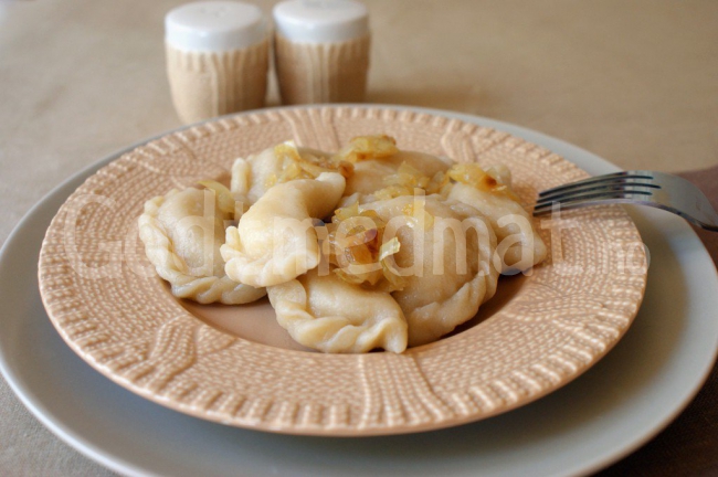 Pierogi (vareniki) med potet