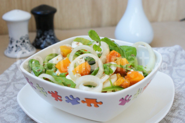 Salat med gresskar, ruccola og fetaost
