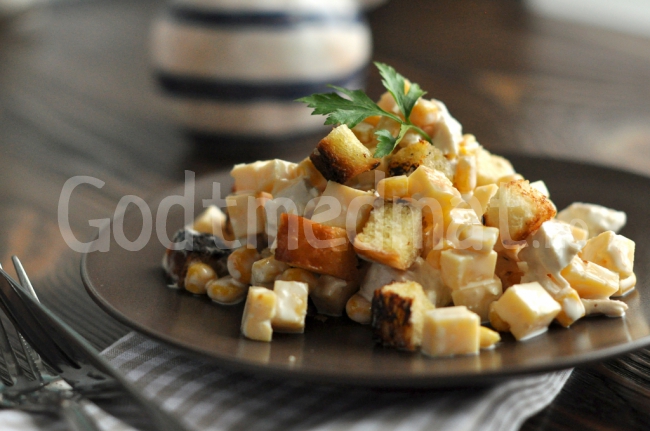 Sprø salat med kyling, ost og mais