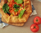 Galette med salami, mozzarella og grønnsaker