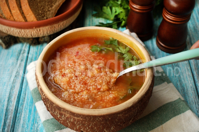 Tomatsuppe med couscous og linser