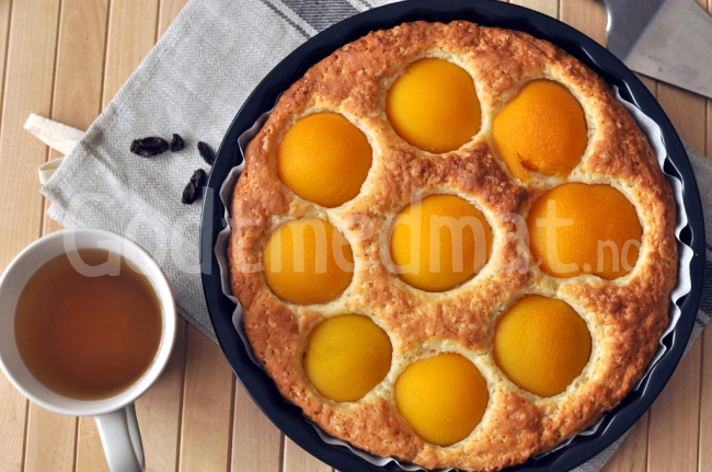Kake med hermetisert fersken