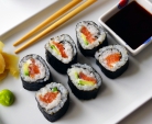 Sushi med laks og avokado